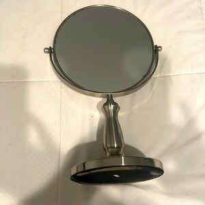 Magnifying mirror free standing